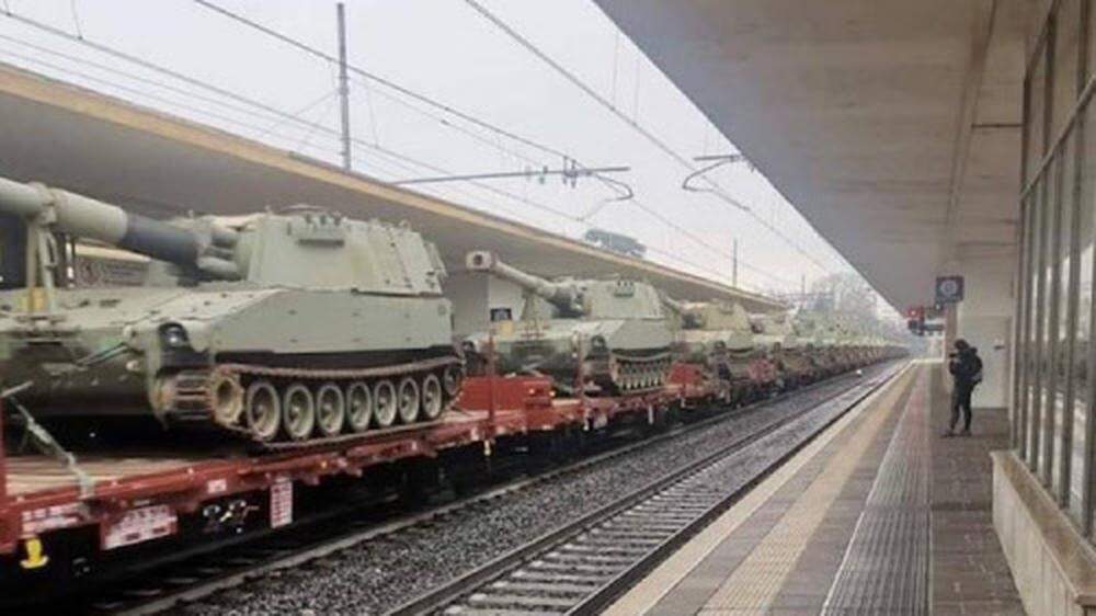 Die für die Ukraine vorgesehenen Panzerhaubitzen im Bahnhof Udine