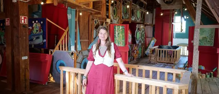 Eine „Phantasiewelt“ ist in der alten Mühle entstanden, ein Ort, an dem die Künstlerin aber nicht mehr nur ihre eigenen Werke ausstellen will