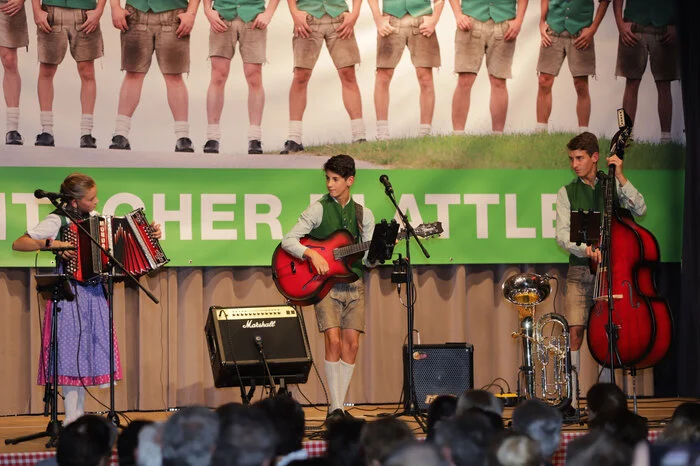 Als Gratulanten stellten sich das Klara Mißebner Trio mit der erst 12jährigen mehrfachen Meisterin auf der Harmonik ein.