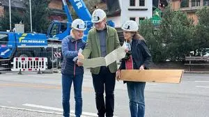 Jakob Forstnig mit Ehefrau Birgit (links) und Mutter Elisabeth Moser vor der Trattlerhof-Baustelle | Jakob Forstnig mit Ehefrau Birgit (links) und Mutter Elisabeth Moser vor der Trattlerhof-Baustelle