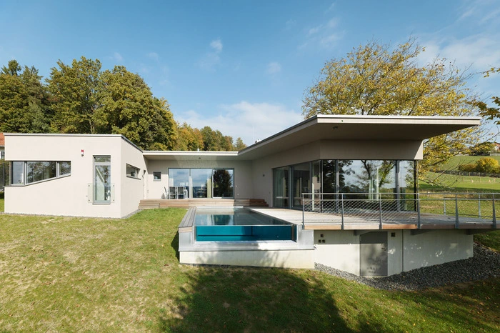 Hochwertig und modern sollte das Haus werden, außerdem wünschten sich die Bauherren und Eltern von vier Kindern im Alter von 7 bis 17 Jahren etwas Privatsphäre in einem eigenen, abgetrennten Wohntrakt.
