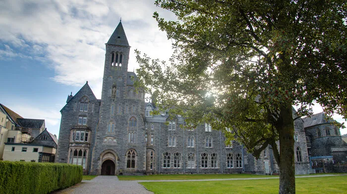 Im Schloss wohnen wie Harry Potter. Wer in einem solchen Schloss die Schulbank drückt, geht sicher gerne zur Schule. In diesem alten Kloster in Schottland müssen das Kinder im Urlaub natürlich nicht, dafür haben sie jede Menge Zeit für großartige Abenteuer wie Harry Potter sie mit seinen Freunden erlebt. Buchbar sind Ferienwohnungen für vier bis acht Personen, ab 84 Euro pro Nacht buchbar. www.fewo-direkt.de