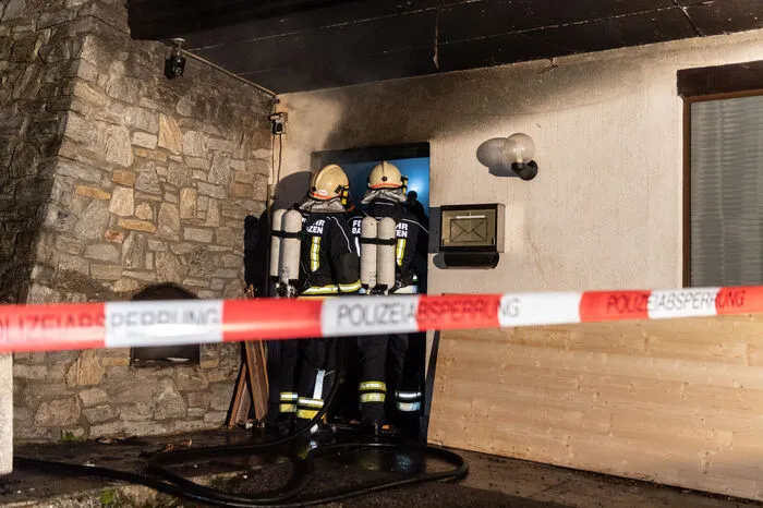 Diese wurden nur mehr tot im Haus gefunden. Dabei handelt es sich um den 45-jährigen querschnittsgelähmten Sohn und den 69-jährigen Lebensgefährten der Frau, die sich zum Nachbarn retten konnte, teilte die Feuerwehr mit.