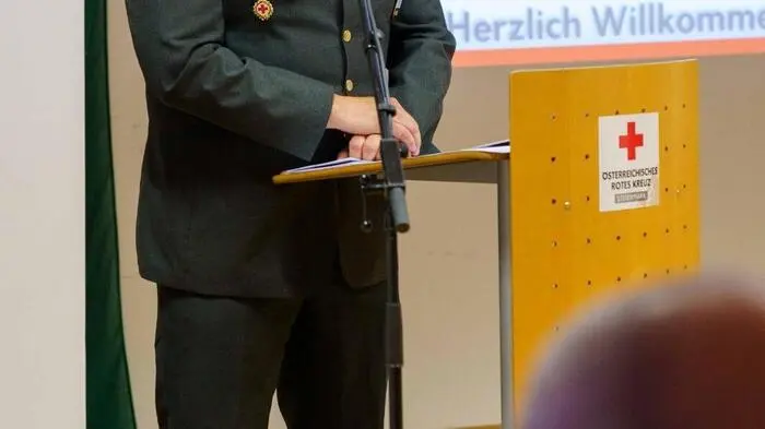 Roland Antal, Leiter der Rot-Kreuz-Bezirksstelle Leibnitz, konnte zahlreiche Mitarbeiterinnen und Mitarbeiter zur Bezirksversammlung im Schloss Laubegg in Ragnitz begrüßen.