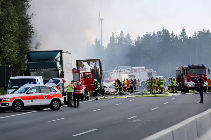 Am Montag kurz nach 7 Uhr war der Reisebus - eine Gruppe älterer Menschen aus Sachen - auf Höhe von Münchberg auf der A9 bei sich stauendem Verkehr auf einen Sattelzug aufgefahren. Kurz darauf stand er in Flammen.