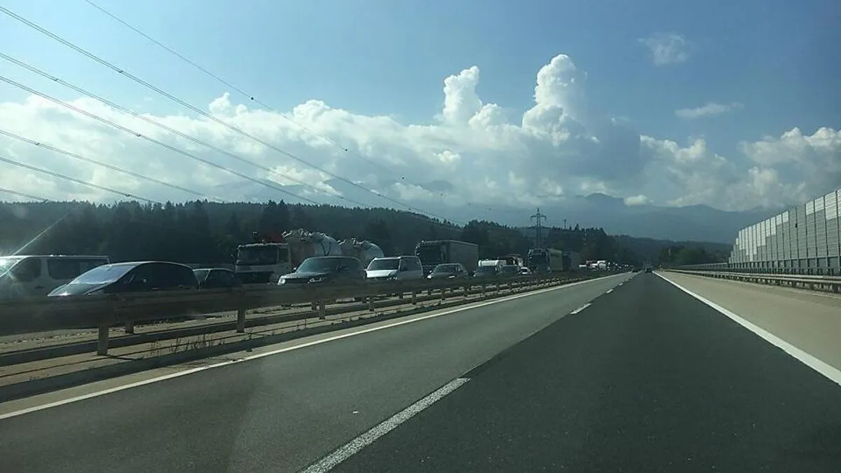 Langer Stau Donnerstagvormittag auf der Autobahn beim Knoten Villach in Richtung Klagenfurt