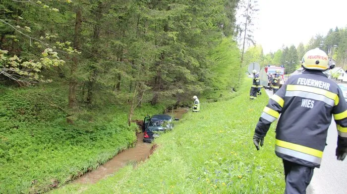Die Feuerwehr barg den Pkw aus dem Bach