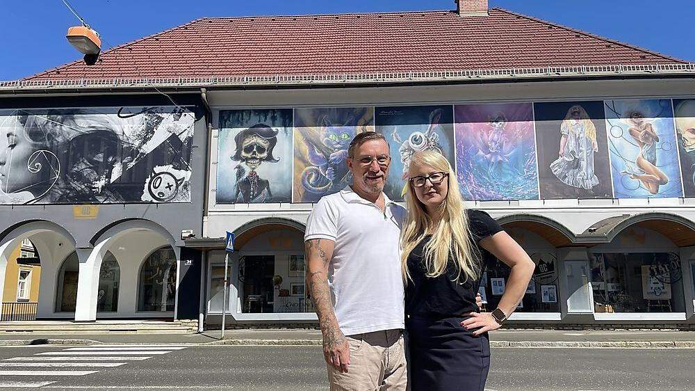 Carlos Frühwald und seine Frau Katrin vor dem riesigen Kunstwerk