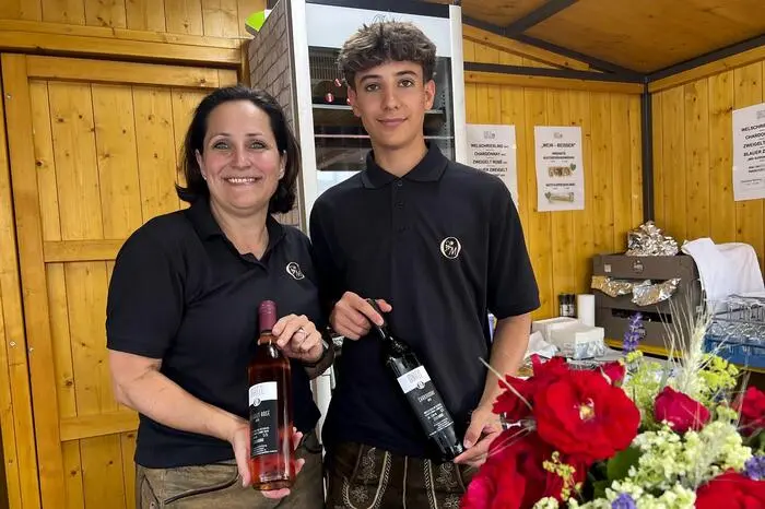 Auch die beiden Steirischen Weinhoheiten Sophie und Katrin statteten dem diesjährigen Weinkulinarium ihren „königlichen“ Besuch ab. Für musikalische Stimmung sorgten „Die Fidelen Jungsteier“, „Lafnitztaler Blos“, „Burgauer Tanzlmusi“ und die Coverband „Six Gin“.
