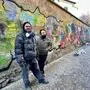 Valentin Pezzei und Isabell Winter haben mit ihrer Street Art das Maltuch der berühmten Künstlerin auf die Mauer der Klostergasse gesprayt