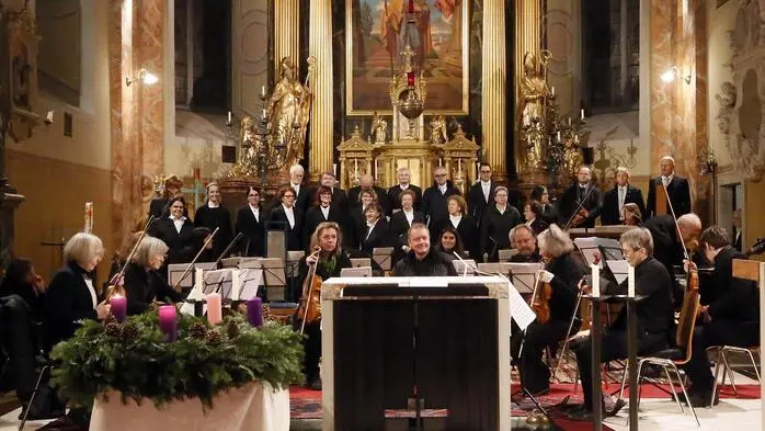 Ein ganz besonderes Weihnachtskonzert mit dem Gesangsverein Ilz, dem Ilzer Salonorchester und dem Bläser-Quartett der Musikschule erwartete viele Besucher in der Ilzer Pfarrkirche am Marienfeiertag. 