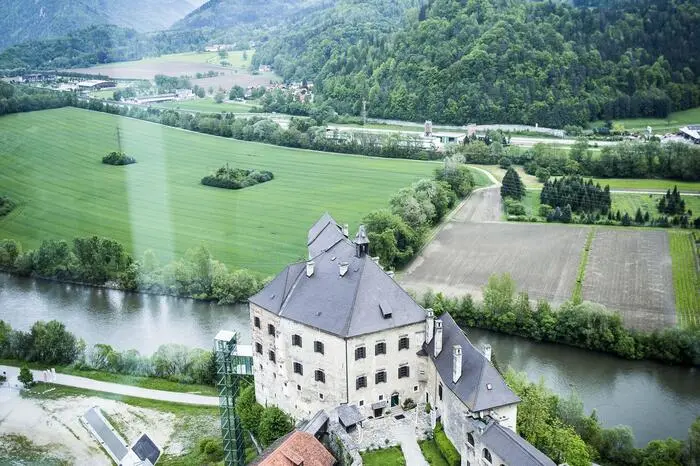Die imposante Burg aus dem 13. Jahrhundert hoch über Frohnleiten ist wieder auf dem Markt. So wie schon 2005, als sich die Estag-Tochter Steweag-Steg von der Immobilie trennte. Mittlerweile ist sie (samt Panoramalift) für rund 10 Millionen Euro zu haben.