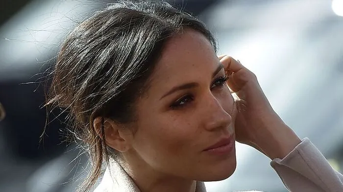 Haare. Meghan Markle: Einfach einmal schnell die Haare aus dem Gesicht – und schon ist sie fertig: die Frisur.(Fotoserie: Meghans Outfit bei einem Gala-Dinner)  