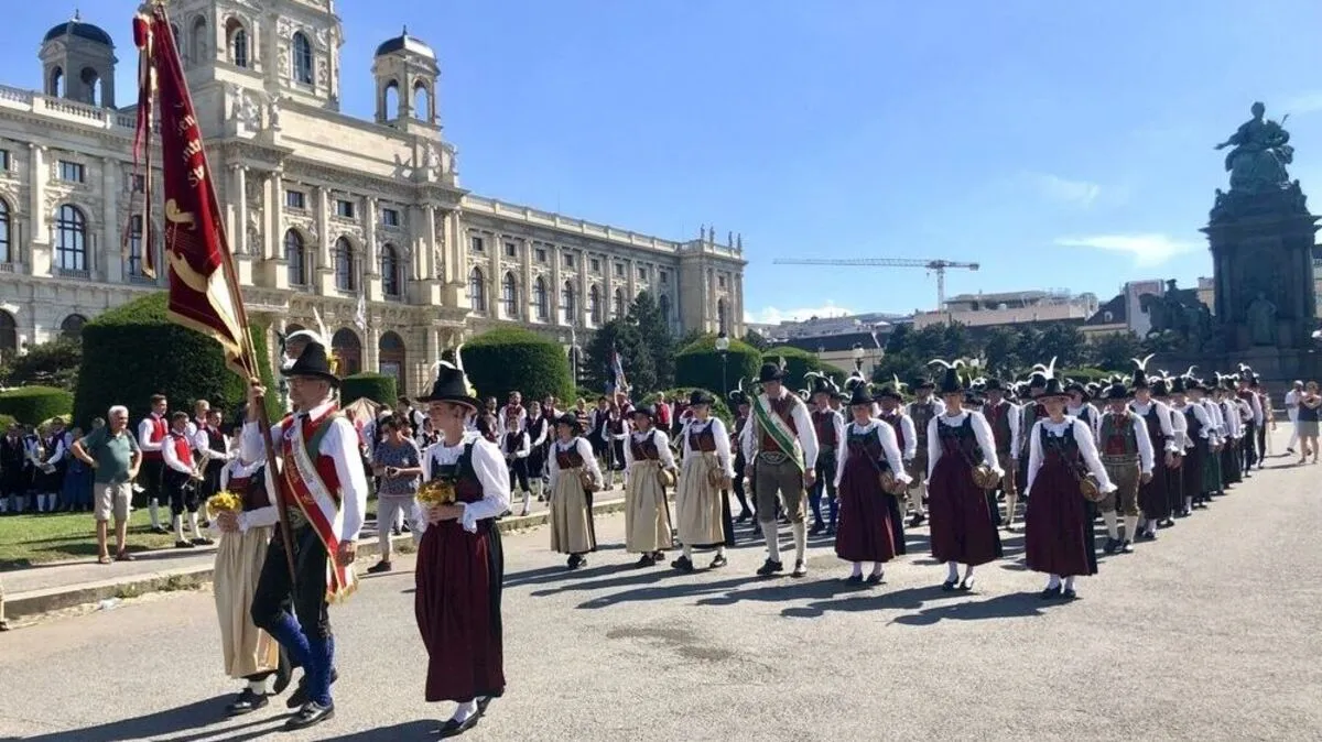 Die Musikkapellen Thurn und Tristach beim Abmarsch auf dem Maria-Theresien-Platz in Wien