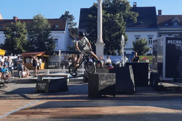 Trial-Weltmeister Thomas Pechhacker unterstützt von Bruder Alexander und Mitgliedern der „Banana Crew“ ließen keine waghalsigen Kunststücke unversucht, um die Zuschauermenge zu begeistern.