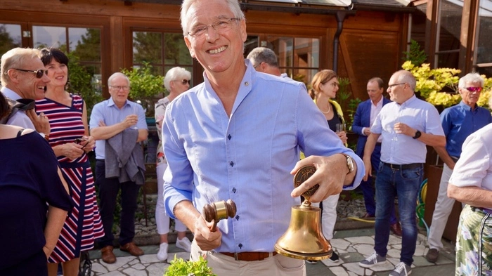 Präsident Wolfgang Stocker ersucht um Aufmerksamkeit für die Führung durch das Bonsai Museum