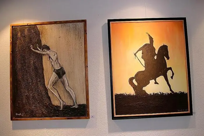 Mit Kohle aus dem Braunkohlerevier unseres Bezirkes und Erde von besonderem Glanz vom Alten Almhaus kreiert er bemerkenswerte Bilder mit Bezug zu seinem Leben. Abstrakte Malerei mit Acrylfarben sowie Landschaftsbilder runden sein künstlerisches Portfolio ab.