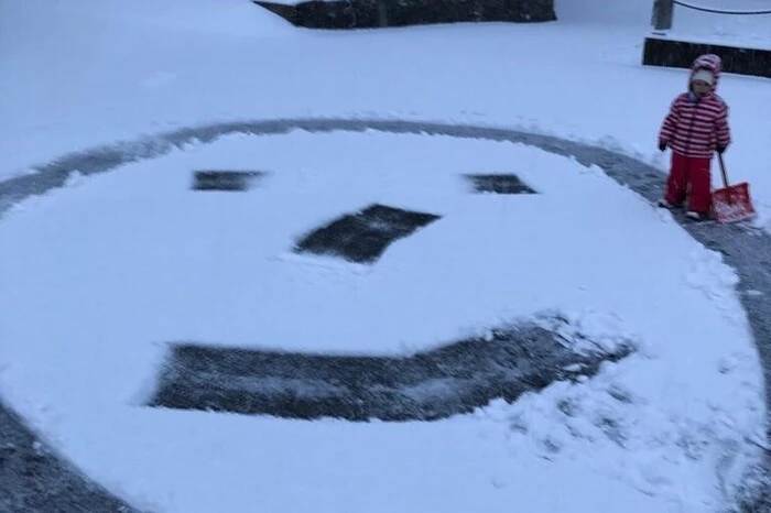 Emma hat einen riesengroßen Spaß im neu gefallenen.