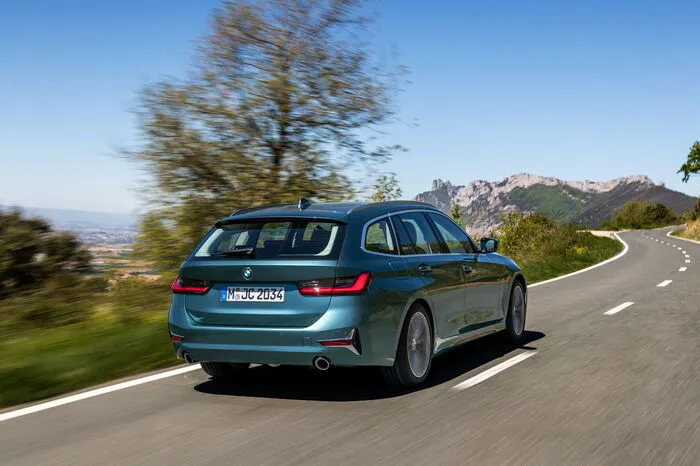Der Radstand legt auf 2851 Millimeter zu – wie schon bei der Limousine wird es im Interieur luftiger zugehen. Bei Ausnutzung aller Sitzplätze bietet der Bayer einen um 5 auf 500 Liter vergrößerten Gepäckraum. Nein, das ist noch immer nicht die Welt, aber ordentlich.
