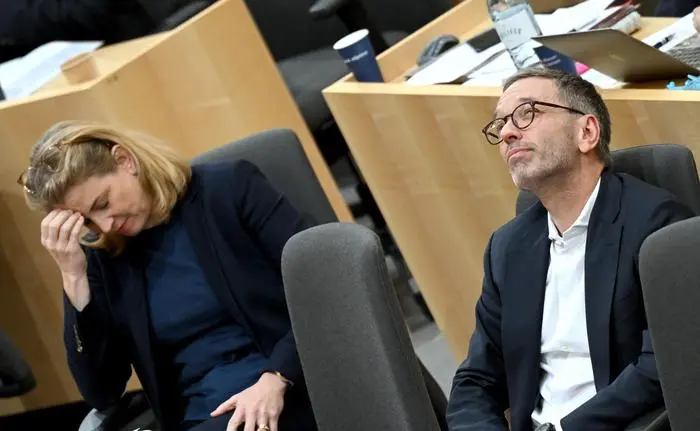 ABD0061_20220921 - WIEN - ÖSTERREICH: NEOS-Klubchefin Beate Meinl-Reisinger und FPÖ-Chef Herbert Kickl im Rahmen einer Sitzung des Nationalrates im Parlamentsausweichquartier in der Wiener Hofburg am Mittwoch, 21. September 2022. - FOTO: APA/ROLAND SCHLAGER