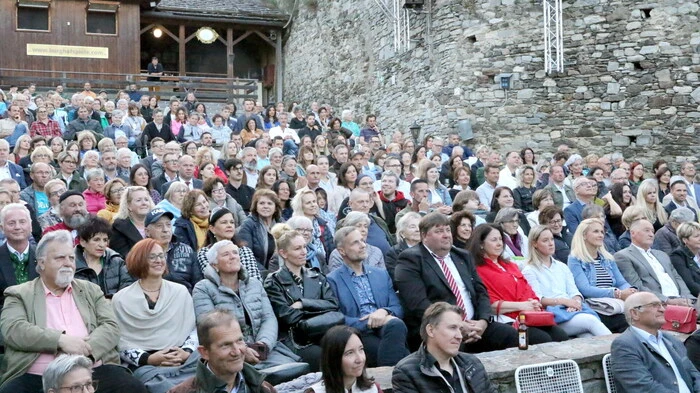 Auch wenn die eher kühlen Temperaturen am Mittwochabend leichtes Frösteln hervorriefen: Scharenweise waren die Besucher auf den Petersberg der Burgenstadt gepilgert, um bei der Premiere der Krimikomödie „Mord im Orientexpress“ der Friesacher Burghofspiele (Obmann Helmut Wachernig) mit dabei zu sein. 