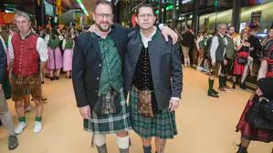 Jürgen Neubaumer und Bruno Köllinger aus Ragnitz, Leibnitz mit einem Kilt von Ressl 