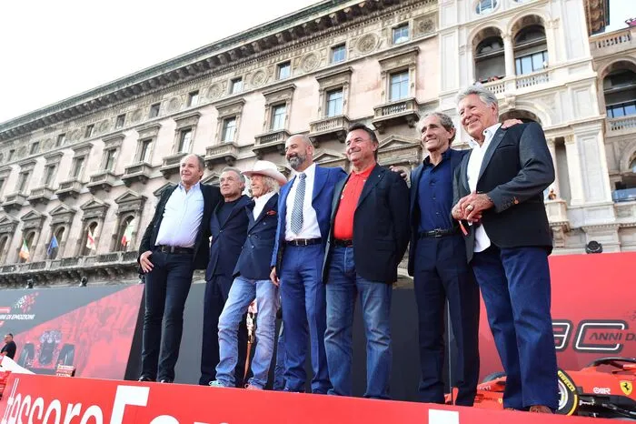 Mit Gerhard Berger war auch ein Österreicher unter den zahlreichen Ferrari-Legenden, die sich das Jubiläum nicht entgehen ließen. V.l.n.r.: Berger, Jean Alesi, Arturo Merzario, Ivan Capelli, Rene Arnoux, Alain Prost, Mario Andritti.