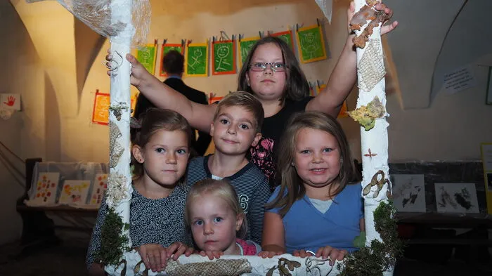 Der Kunstherbst im Schloss Welzenegg in Klagenfurt ist eröffnet. Kinder des Kindergartens Ich bin ich sangen Freitagabend und luden danach zu ihrer Verkaufsausstellung. Im Schloss füllten Kunstschaffende so gut wie jede Ecke mit ihren Werken, die an diesem und am kommenden Wochenende ausgestellt und verkauft werden.