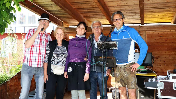 Am Foto von Links: Der Musiker Julius "Jule" Stöffler, Erika Krappinger, Margit Krappinger, Manfred Krappinger und Gregor Krappinger.