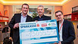 13.055,44 Euro übergaben Bernd Liebminger (li.) und Christoph Kovacic (re.) von der Jungen Wirtschaft Steiermark an „Steirer helfen Steirern“-Präsident Bernd Olbrich