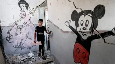 Ein palästinensischer Junge in einem zerstörten Treppenhaus in Gaza. 