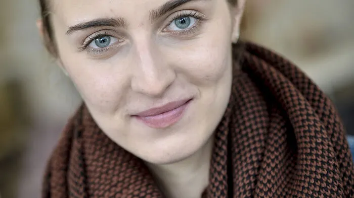 630 Euro/Monat: Jennifer Thaler (23) aus Ebenthal studiert in Klagenfurt und finanziert sich ihr Studium hauptsächlich durch ihren geringfügigen Nebenjob. Zusätzlich bezieht sie Studienbeihilfe. Insgesamt stehen ihr im Monat rund 630 Euro zur Verfügung. „Da ich noch bei meiner Mutter wohne, komme ich mit dem Geld gut aus“, betont die junge Studentin, der es auch am Monatsende noch möglich ist, für einen Urlaub zu sparen. Mit ihrem Ersparten konnte sie sich kürzlich auch ein gebrauchtes Auto kaufen, das ihr den Weg zur Uni erleichtert.Die 23-Jährige rechnet stets mit: „Ich zahle immer in Bar, so behalte ich meine Ausgaben im Blick und gebe nicht zu viel aus.“ Auch Fitnessstudio und Handyrechnung sind im Budget. „Ich muss natürlich schauen, was ich ausgebe. Alles geht auch nicht“, sagt Thaler, die sich auch gerne Markenkleidung kauft. Beim Einkaufen ist die Studentin eine wahre Schnäppchenjägerin.