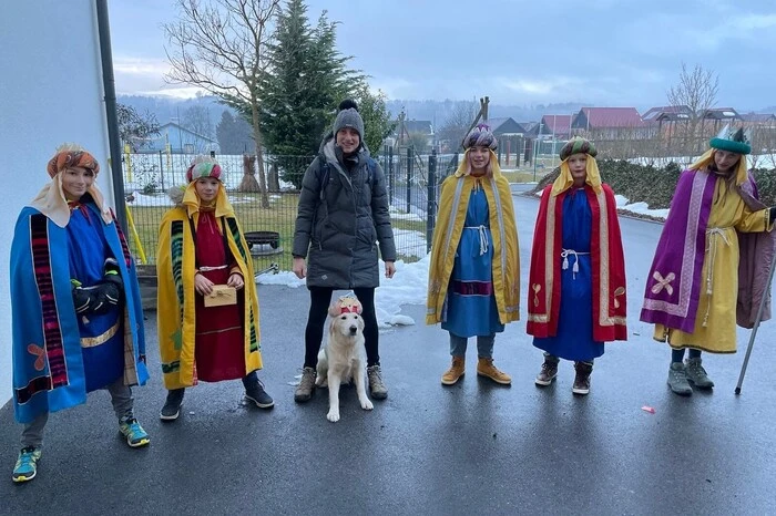 Begleiterin Daniela Kreimer mit Hanna Kreimer, Mark Manninger, Laurenz Perl, Jakob Wiener und Sophie Wiener streiften durch die Pfarrgemeinde St. Ruprecht/Raab.