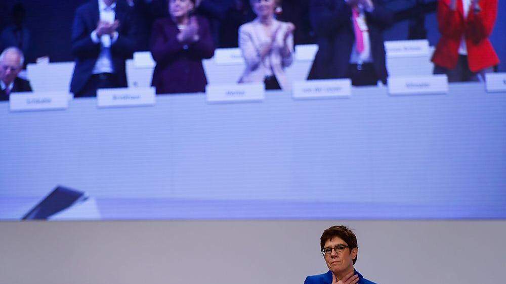 Kramp-Karrenbauer stellte Führungsfrage - wie Merkel wurde auch sie mit stehenden Ovationen bedacht