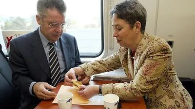 Gattin Margit serviert Bundespräsident Heinz Fischer ein Topfentascherl - wie halten es die fünf neuen Kandidatinnen und Kandidaten mit der Hausarbeit?