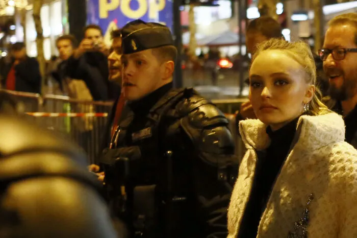Die Feier wurde von lauten Protesten der bisherigen Veranstalter eine Weihnachtsmarktes auf der Champs-Élysées gestört, der heuer von der Stadt abgedreht worden war.