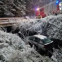 An mehreren Orten kamen Autos von der Fahrbahn ab