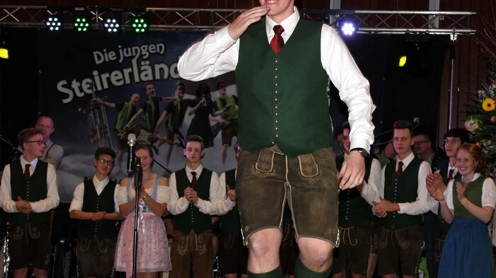 53 Schüler der insgesamt zwei Abschlussklassen luden zum traditionellen Kirchberger Schlossball.