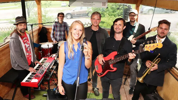 Am Foto von Links: David Scharpf (Piano), David Hippel (Drums), Chiara Strauss (FREILUFT-Service), Stefan Vallant (Bass), Michael "Michi" Jost (FREILUFT-Wirt), Jo Matti (Guitar) und Daniel Amann (Trumpet).
