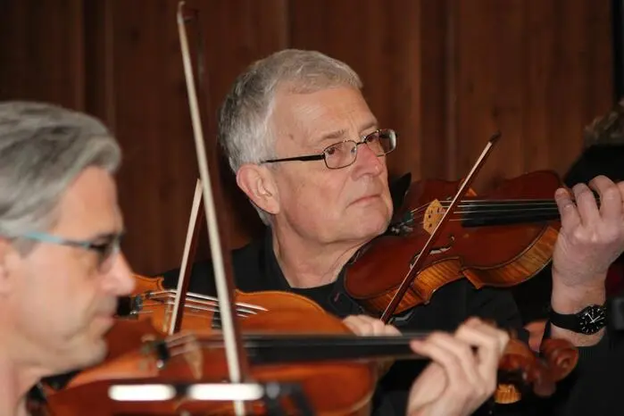 Gestartet wurde am Samstag mit dem Stabat Mater des tschechischen Komponisten Johann Baptist Vanhal. Ergänzt wurde das Programm durch zwei Werke von Johann Sebastian Bach. Für die musikalische Gestaltung sorgten die Mitglieder des Ensembles Neue Streicher mit Dirigentin Antanina Kalechyts, Sopranistin Katharina Linhard und Countertenor Armin Gramer mit ihren fantastischen Stimmen. 
