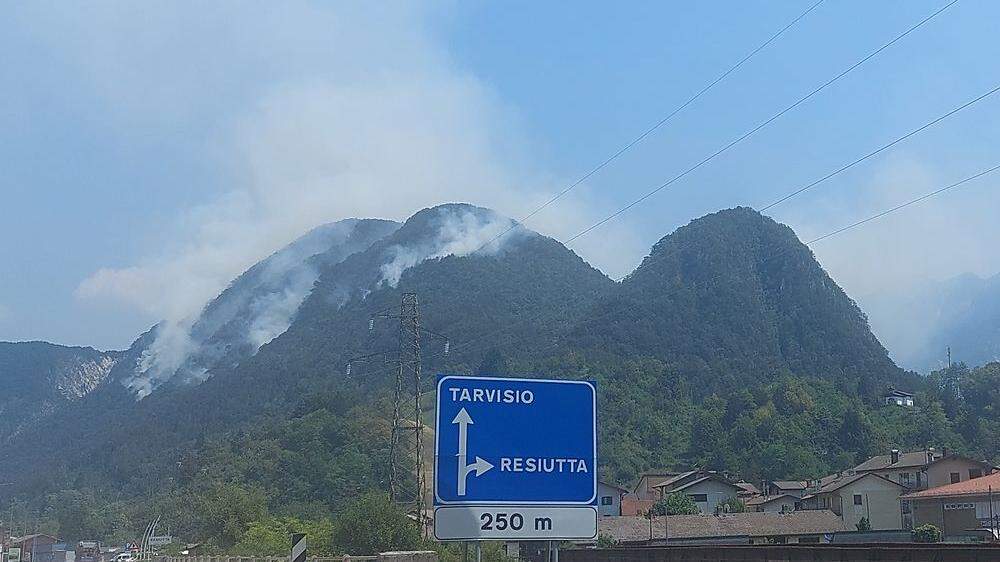 Oberhalb von Resiutta brannte es, jetzt wo die Flammen gut unter Kontrolle sind, bleibt noch die Angst vor den Felsen im lockeren Erdreich. Sie könnten auf die Bundesstraße fallen, die Kärnten mit Friaul verbindet