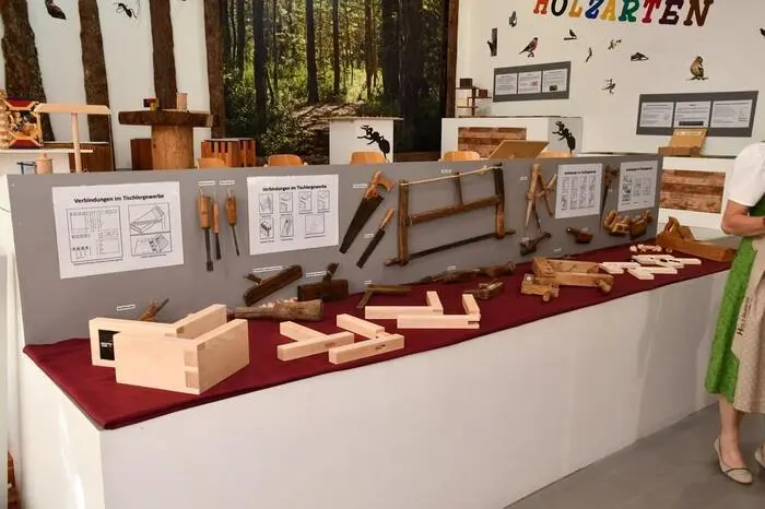 Mit der neuen Sonderausstellung „Holzknobelei“ widmet sich das Museum heuer traditionellen Holzverbindungen. Im Mittelpunkt stehen handwerkliche Techniken, die ohne Schrauben oder Metallverbindungen auskommen.