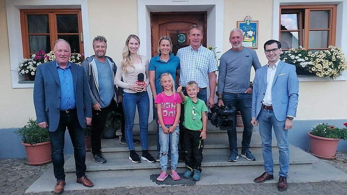 Stefan Hofer (r.) und Berthold Strobl (l.) mit Familie Rechberger und dem ORF-Team