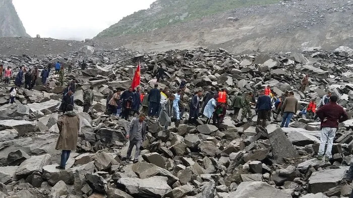 Der Bergrutsch hatte die Siedlung Xinmo in der südwestlichen Provinz Sichuan mit zahlreichen zweigeschossigen Häusern über mehrere hundert Meter völlig unter sich begraben. Es war nur noch eine Geröllwüste. Kein Haus war mehr zu sehen.