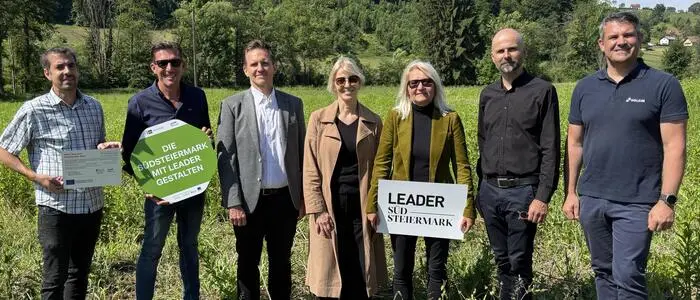 Projektpräsentation am Areal des künftigen Aflenz Memorials: Bernhard Schrettle, ASIST Steiermark, Peter Stradner, Bürgermeister Wagna, Marko Mele, wissenschaftlicher Leiter Universalmuseum Joanneum, Milica Tomić, künstlerische Leitung und Konzept, Gabriele Mackert, Leiterin des Instituts für Kunst im öffentlichen Raum, Landschaftsarchitekt Andreas Boden, Andreas Paar, HOLCIM GmbH