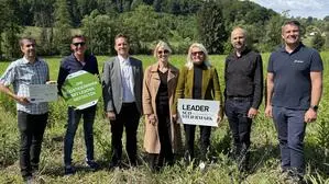 Projektpräsentation am Areal des künftigen Aflenz Memorials: Bernhard Schrettle, ASIST Steiermark, Peter Stradner, Bürgermeister Wagna, Marko Mele, wissenschaftlicher Leiter Universalmuseum Joanneum, Milica Tomić, künstlerische Leitung und Konzept, Gabriele Mackert, Leiterin des Instituts für Kunst im öffentlichen Raum, Landschaftsarchitekt Andreas Boden, Andreas Paar, HOLCIM GmbH