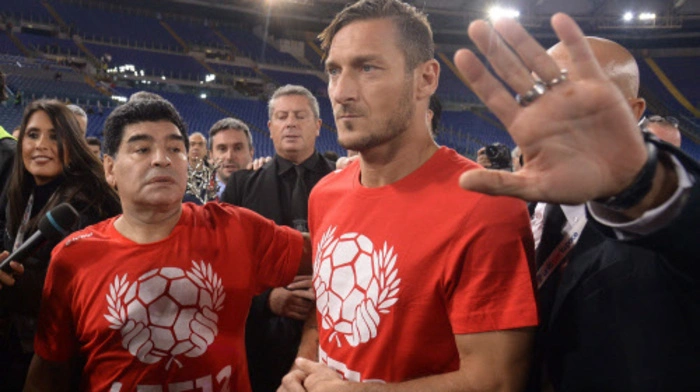 "Ich habe mit Maradona gespielt, jetzt kann ich glücklich zurücktreten", scherzte Francesco Totti danach.