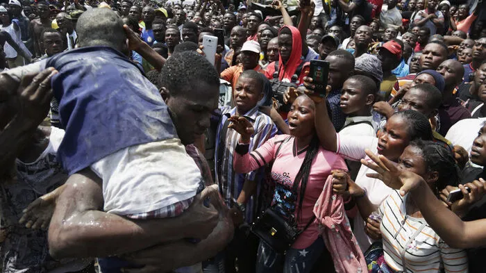 Beim Einsturz eines Wohnhauses in Lagos gab es viele Verletzte und mindestens acht Tote.