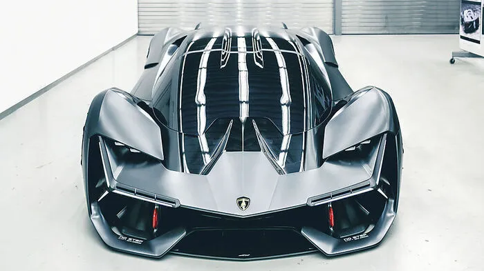 Das volleketrische Showcar „Lamborghini Terzo Millennio“ ist eine Vision, die zukünftige Designelemente für die Stiere der Serienfertigung vorwegnimmt. Ein Beispiel ist die Weiterentwicklung der für die Marke typischen Y-Form bei den Scheinwerfern und Rückleuchten.