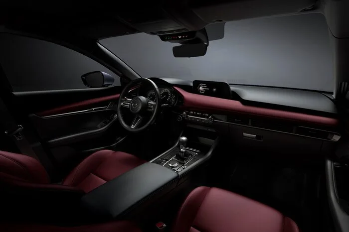 Auch der Innenraum kann sich sehen lassen: Die Materialien sind feiner, die Sitze ergonomischer und das Cockpit perfekt auf den Fahrer ausgerichtet.